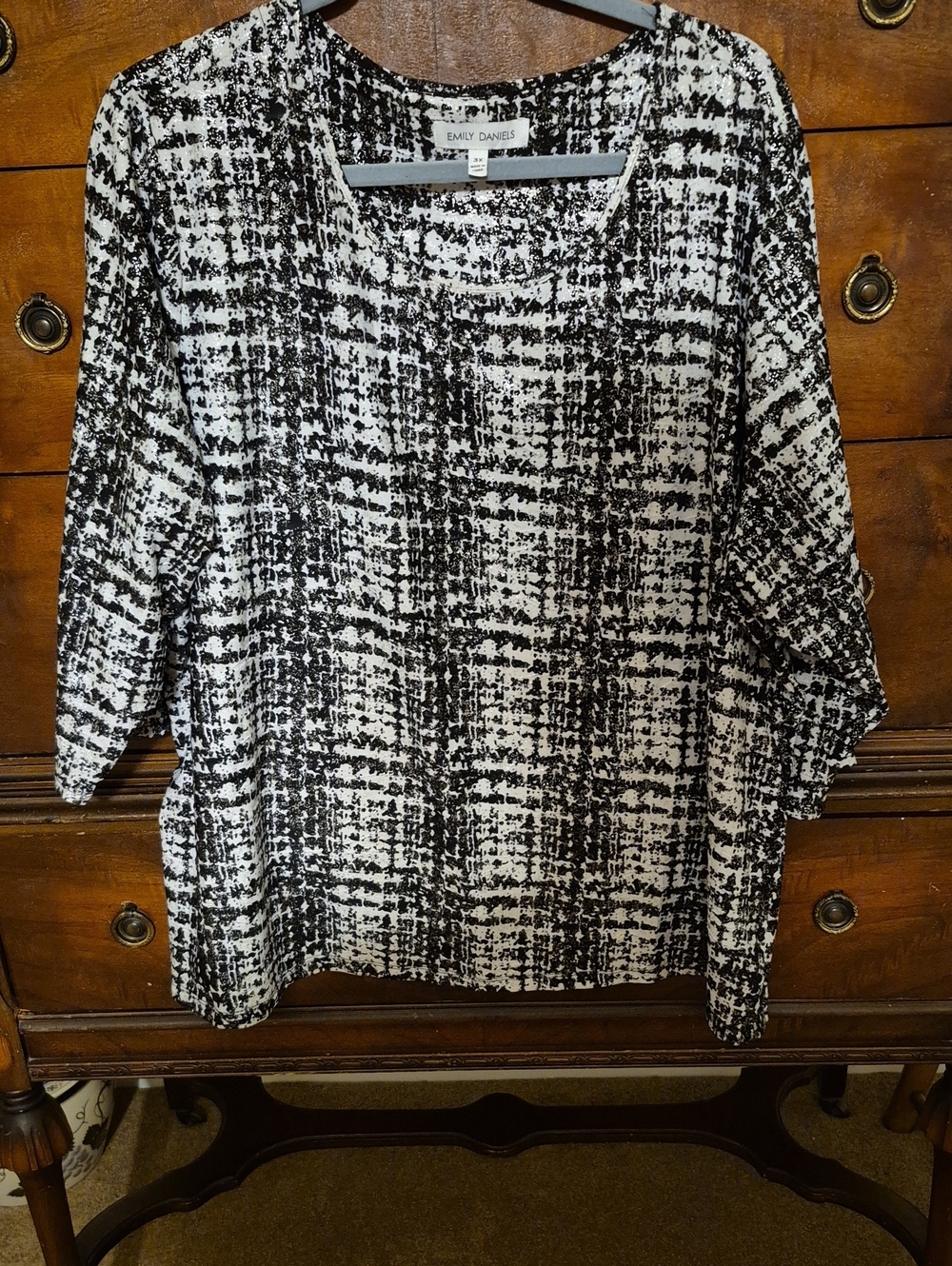 Emily Daniels Black/ White/Silver Patterned Women’s Top 3x